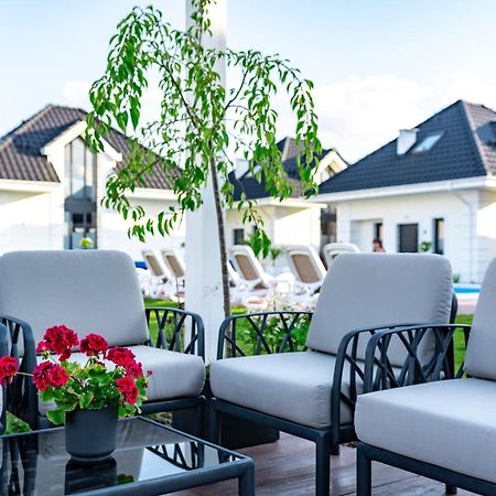Family Resort Ustka - Domki Dwupoziomowe Z Basenem 外观 照片