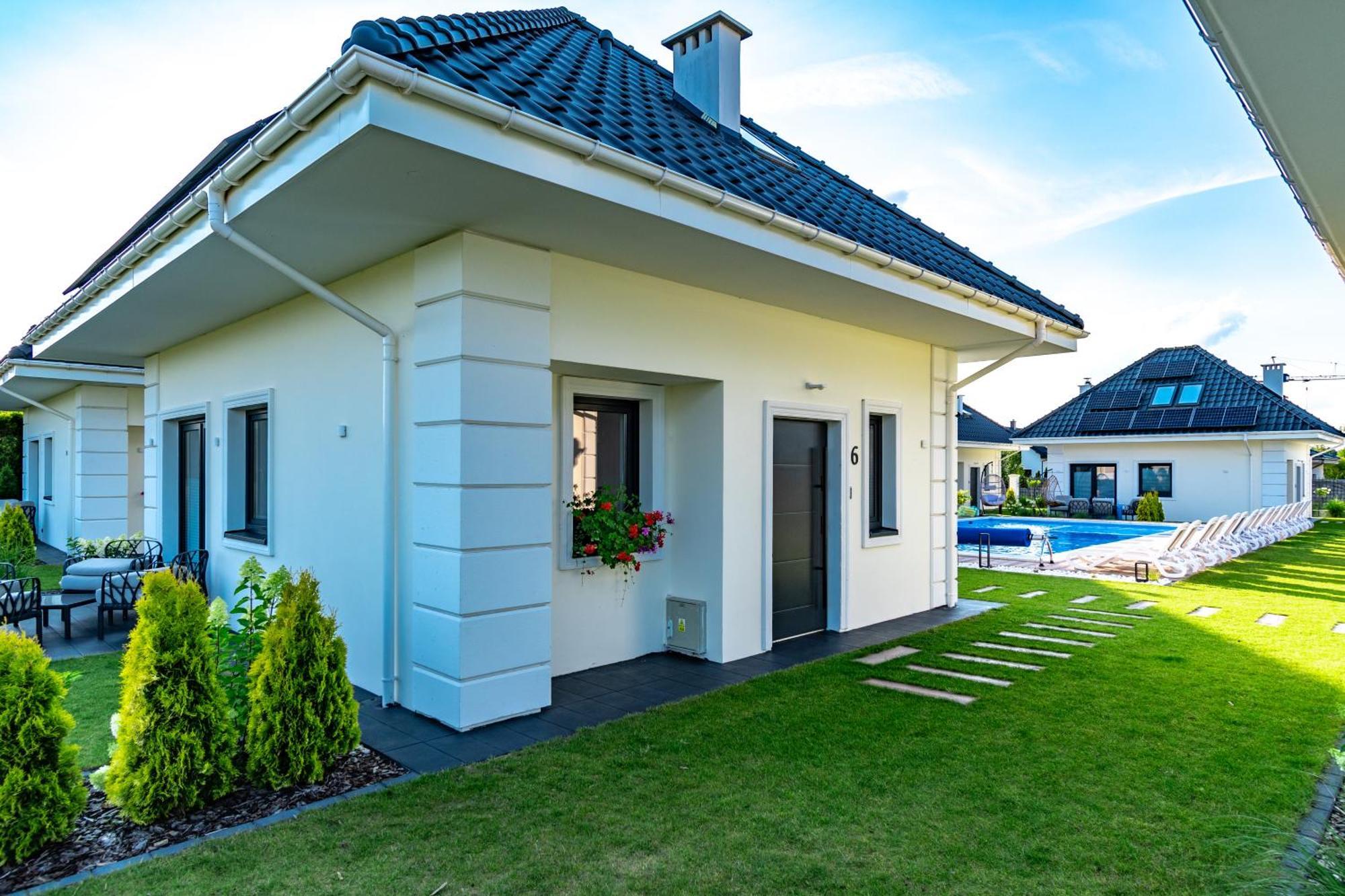 Family Resort Ustka - Domki Dwupoziomowe Z Basenem 外观 照片