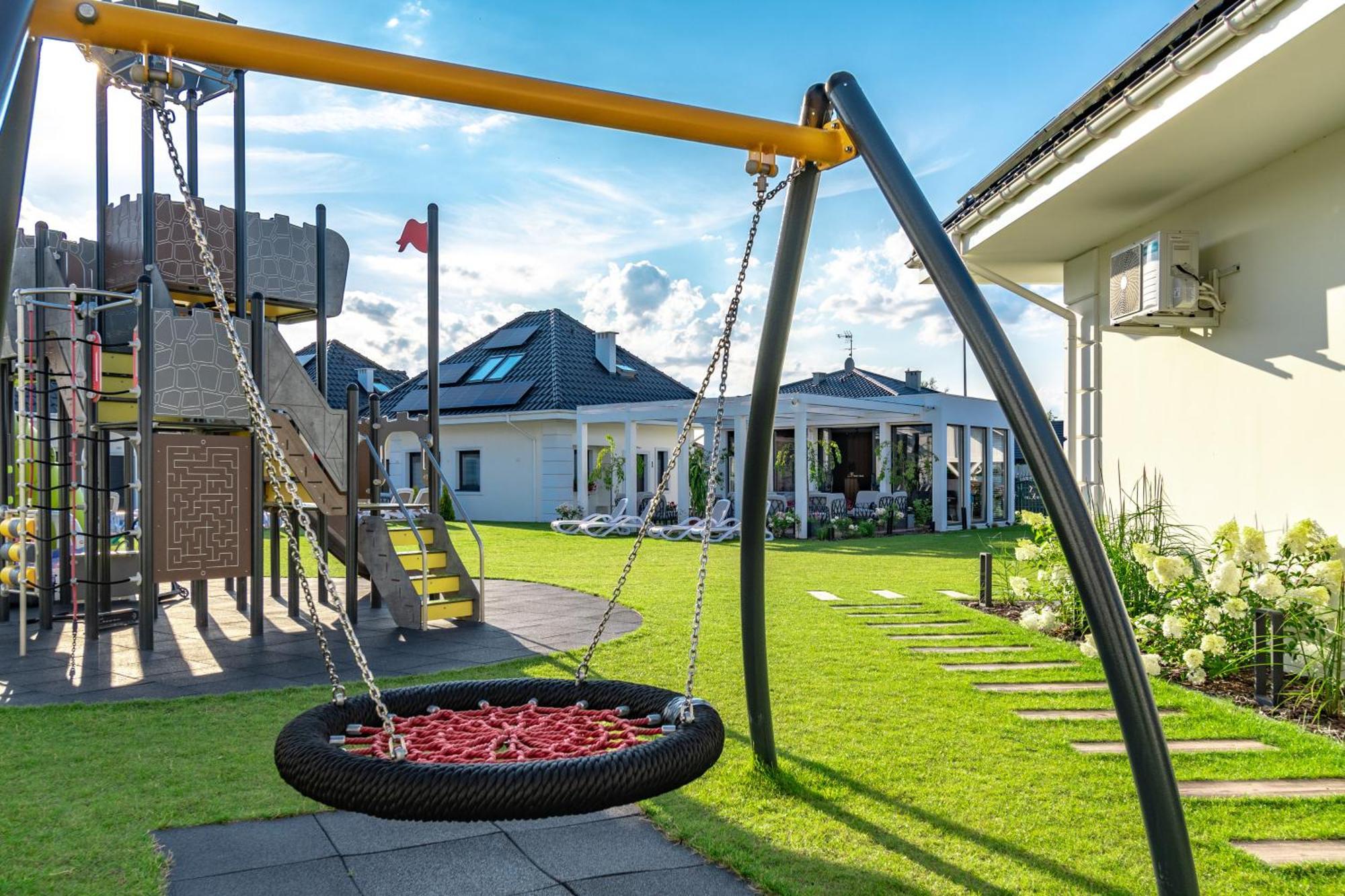 Family Resort Ustka - Domki Dwupoziomowe Z Basenem 外观 照片