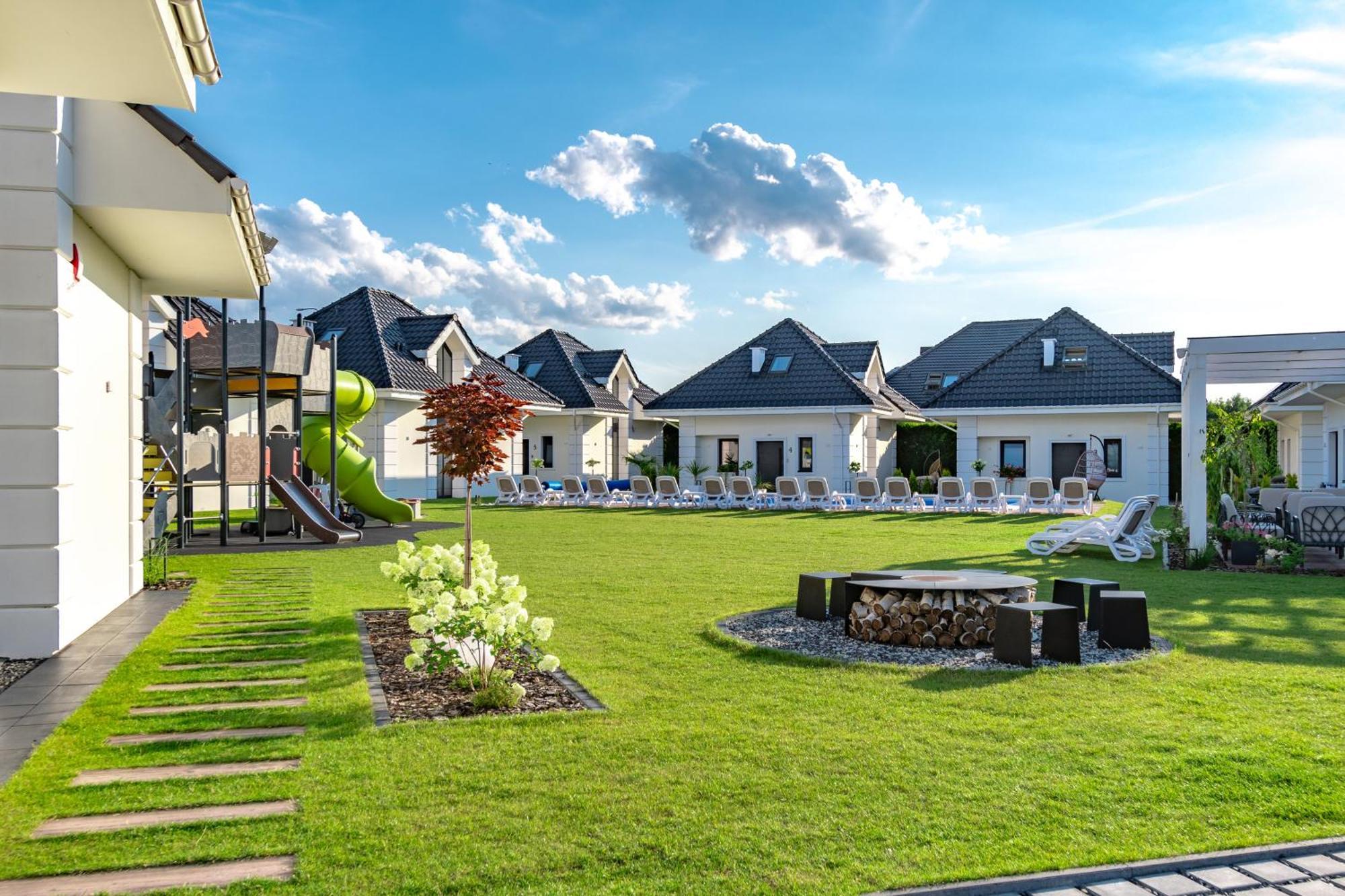 Family Resort Ustka - Domki Dwupoziomowe Z Basenem 外观 照片